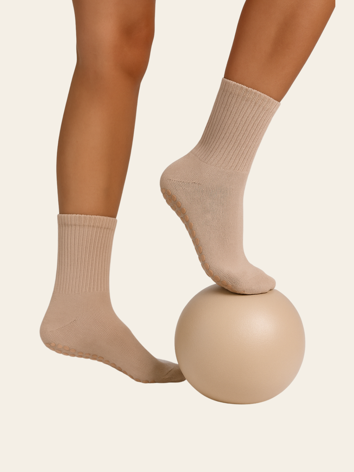 Paire de chaussettes antidérapante portées.