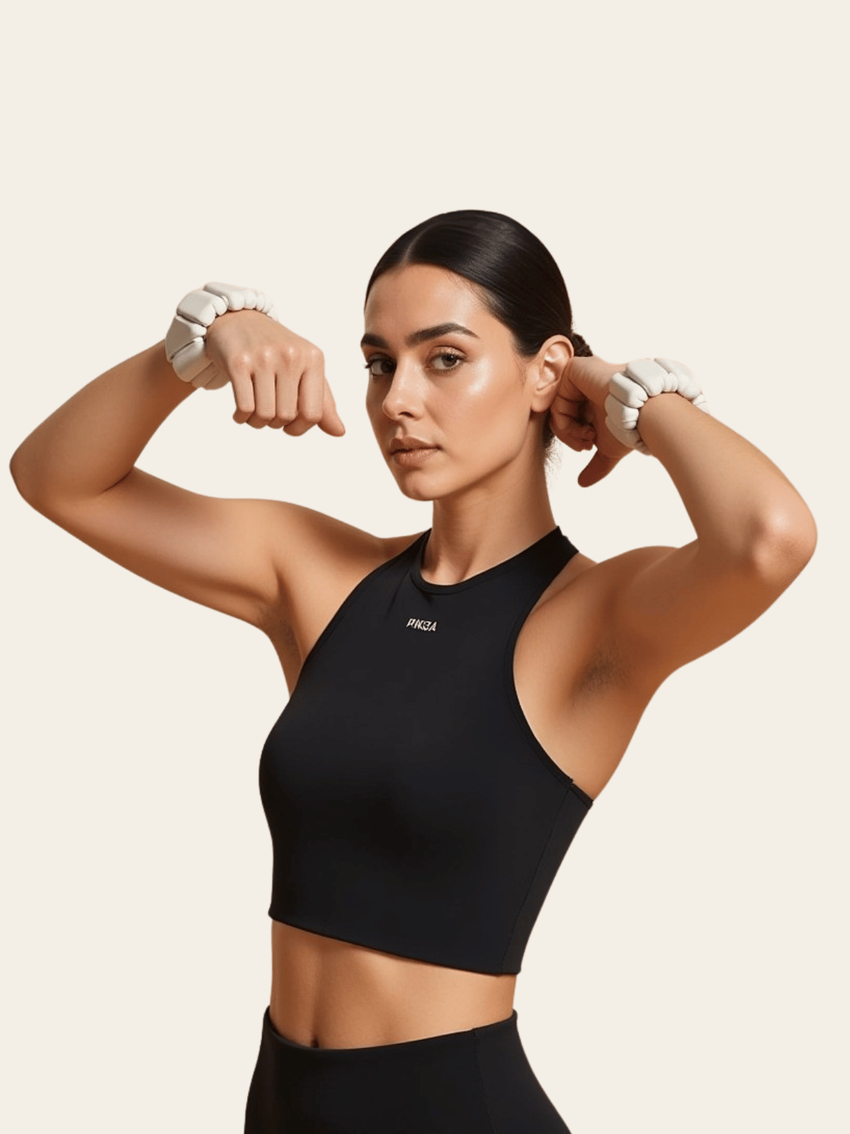 Femme avec les bracelets lestés aux poignets.