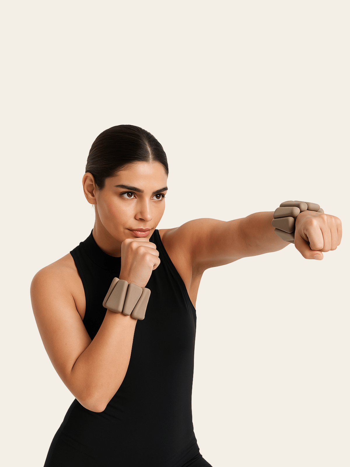 Femme qui s'entraine avec des bracelets lestés aux poignets.